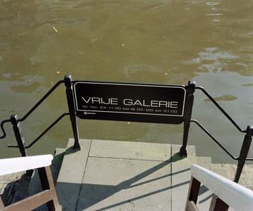 118611 Afbeelding van het reclamebord van de Vrije Galerie (Oudegracht aan de Werf 111) aan de balustrade onderaan de ...